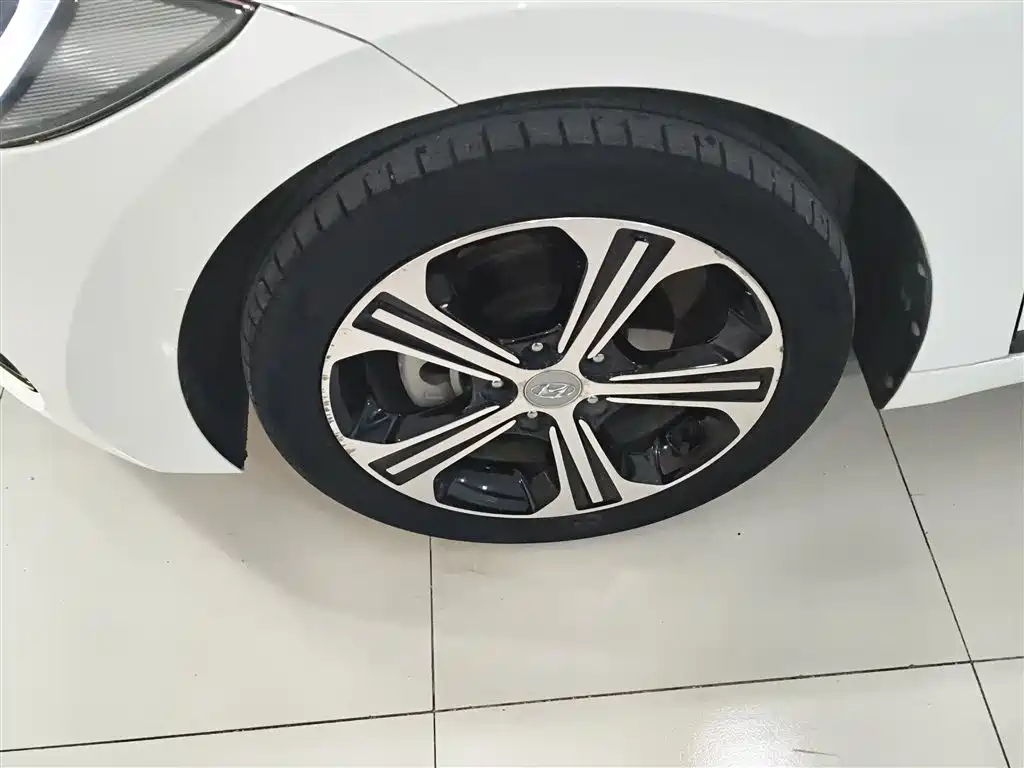Hyundai Elantra 2019 — фото 24
