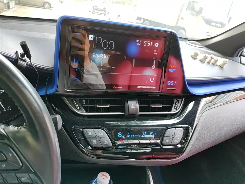 Toyota C-HR 2019 — фото 13
