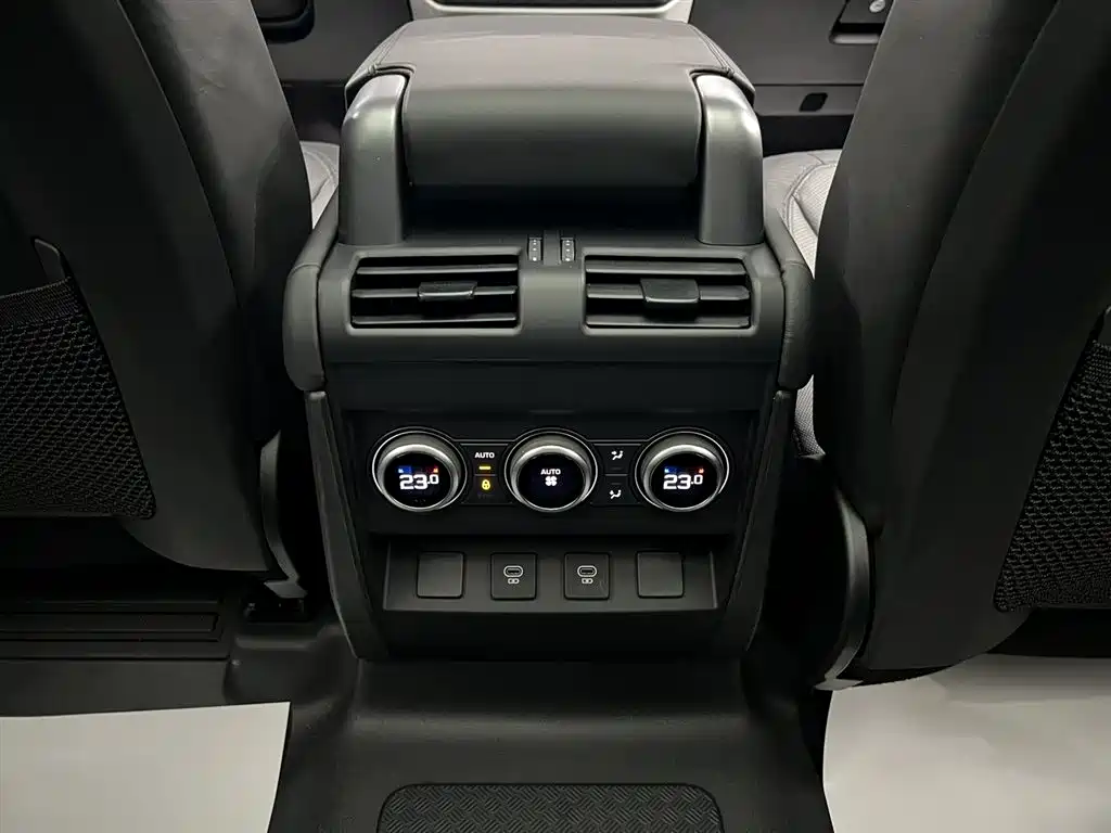 Land Rover Defender 2024 — фото 24