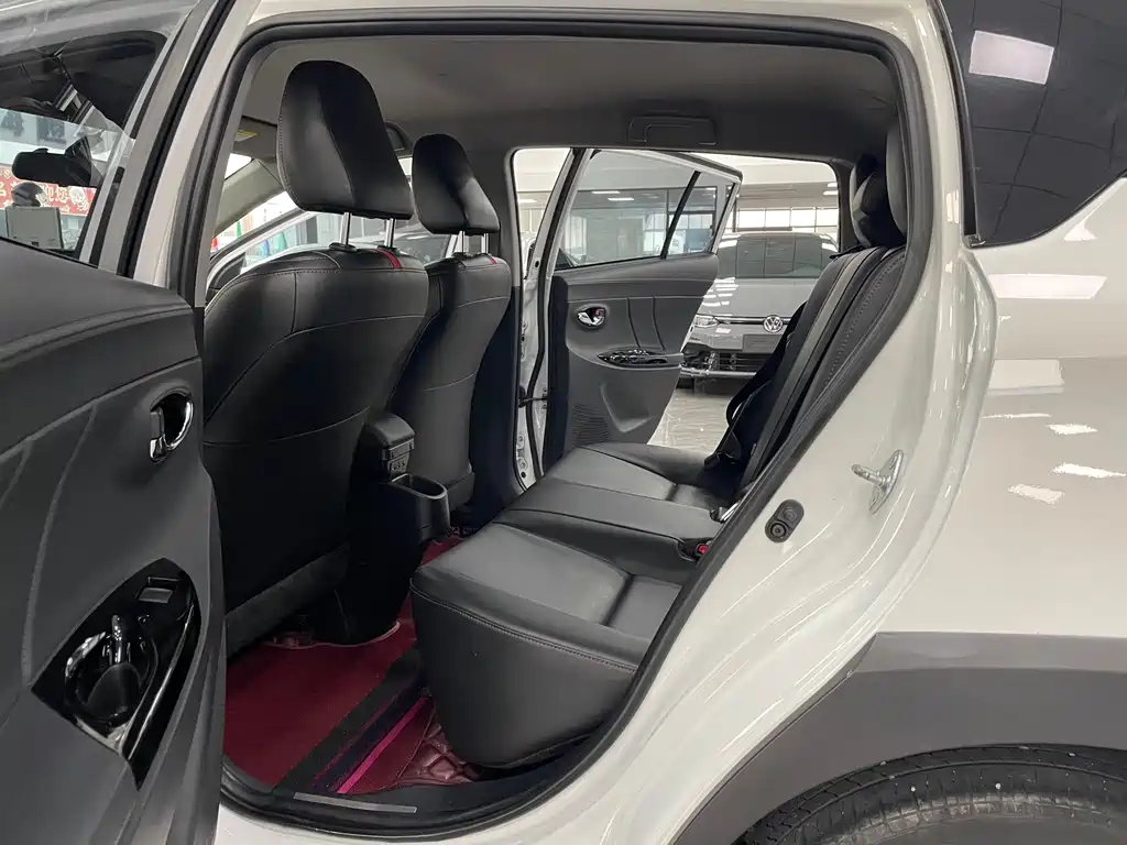 Toyota Yaris L 2022 — фото 6