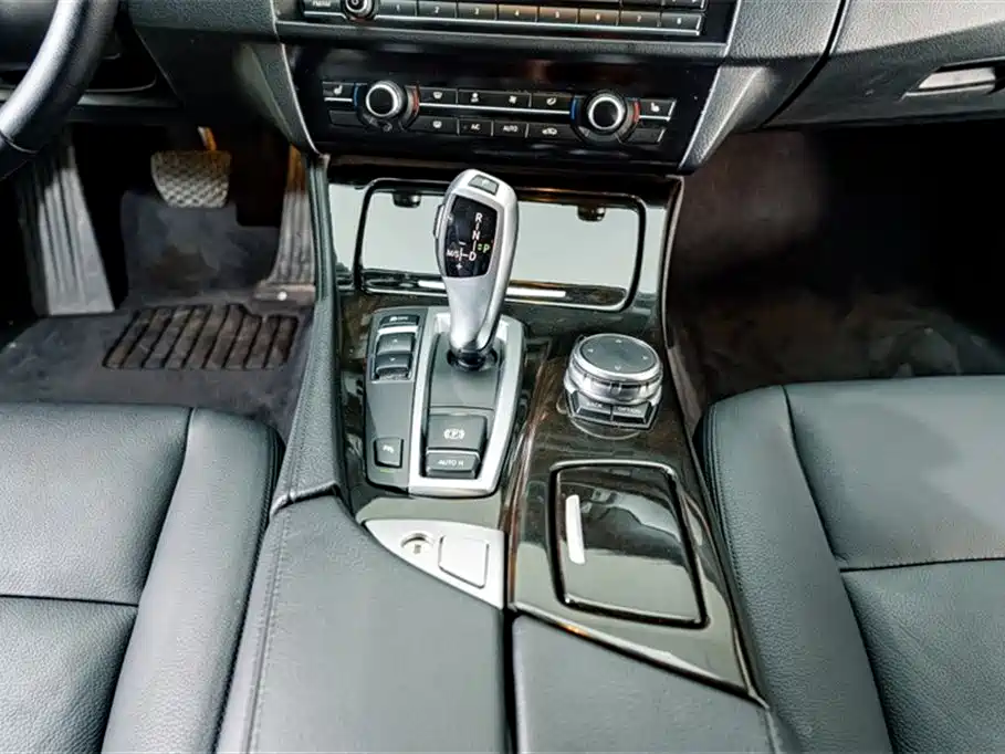 BMW 5 Series 2016 — фото 15