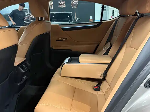 Lexus ES 2025