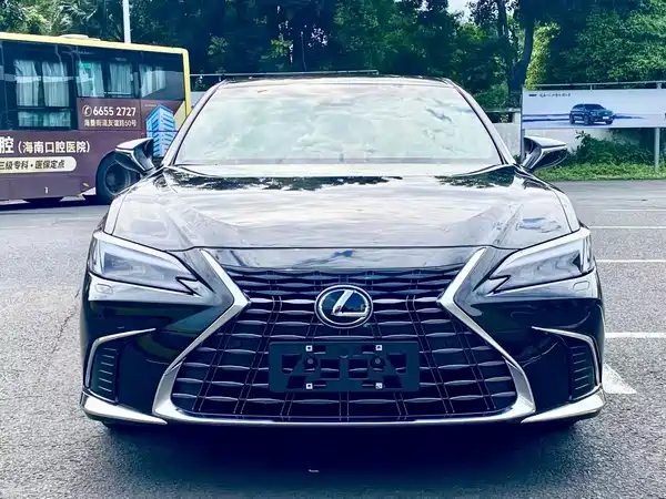 Lexus ES 2025