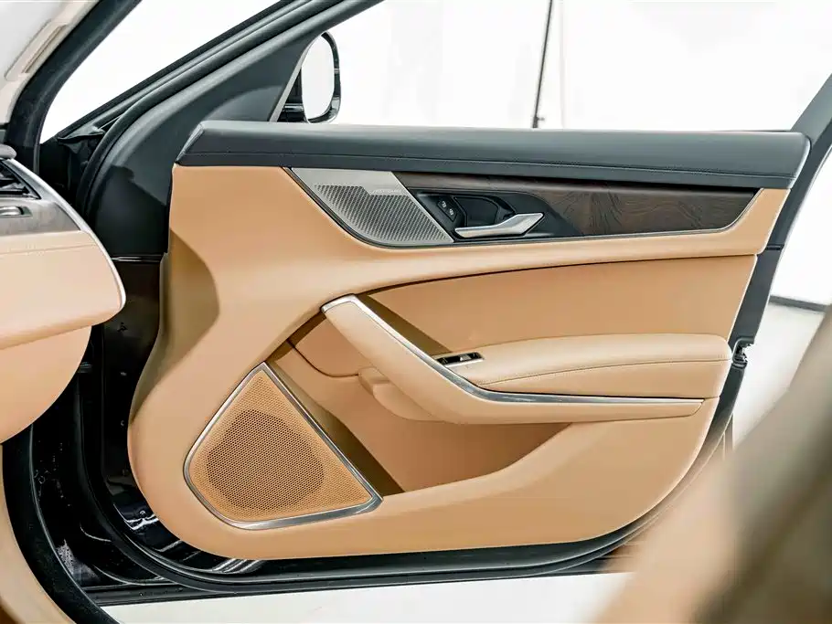 Jaguar XFL 2025 — фото 15
