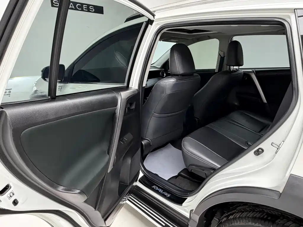 Toyota RAV4 2019 — фото 14
