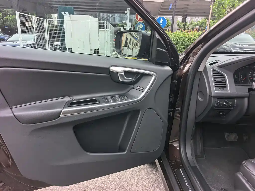 Volvo XC60 2017 — фото 13
