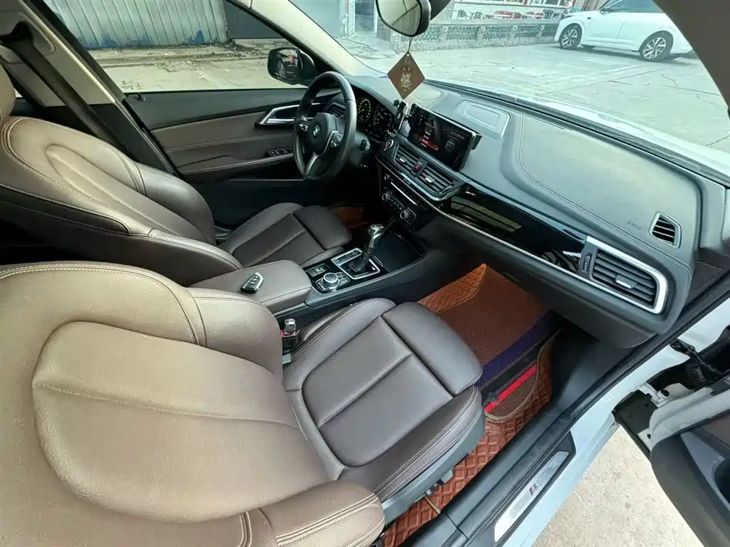 BMW 1 Series 2019 — фото 11