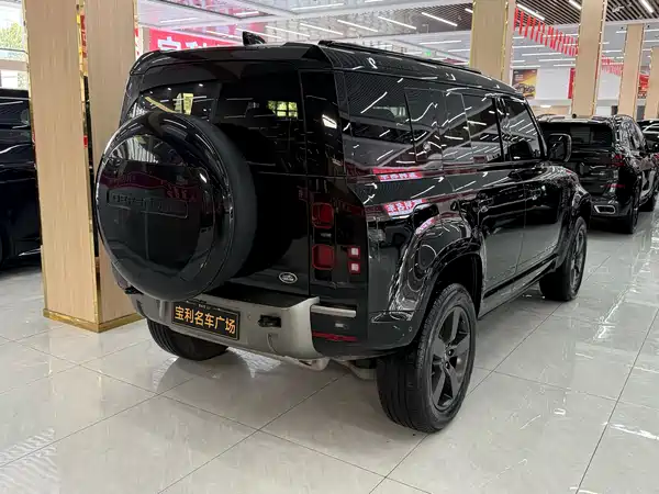 Land Rover Defender 2024