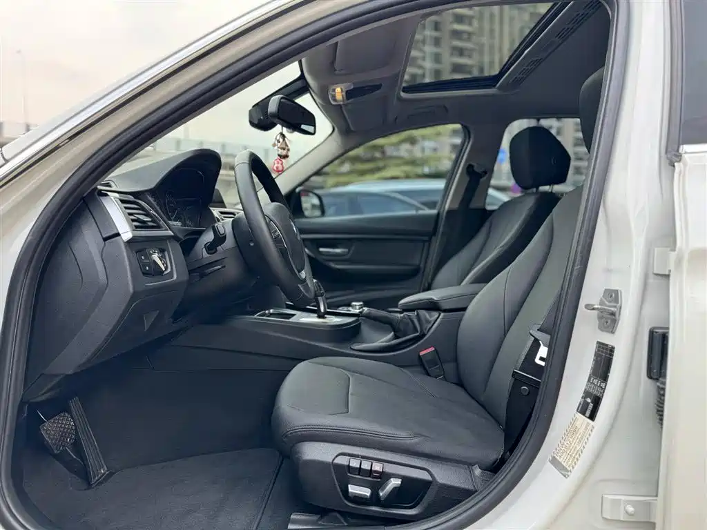 BMW 3 Series 2016 — фото 12