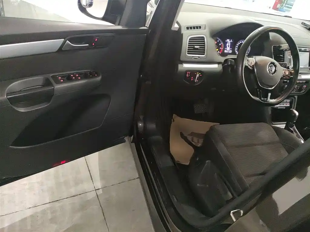 Volkswagen Sharan 2017 — фото 16