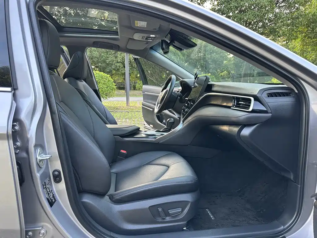 Toyota Camry 2023 — фото 11