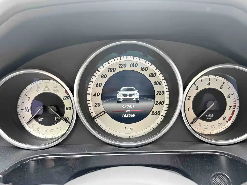 Mercedes-Benz E-Class 2014 — фото 17