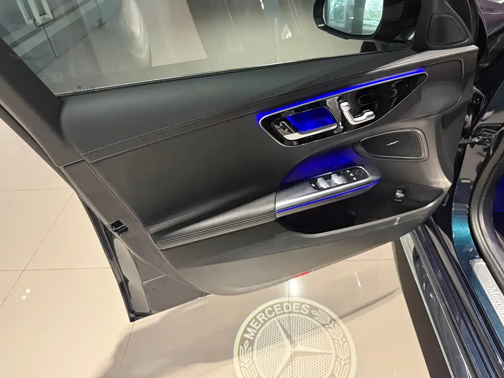 Mercedes-Benz C-Class 2023 — фото 9