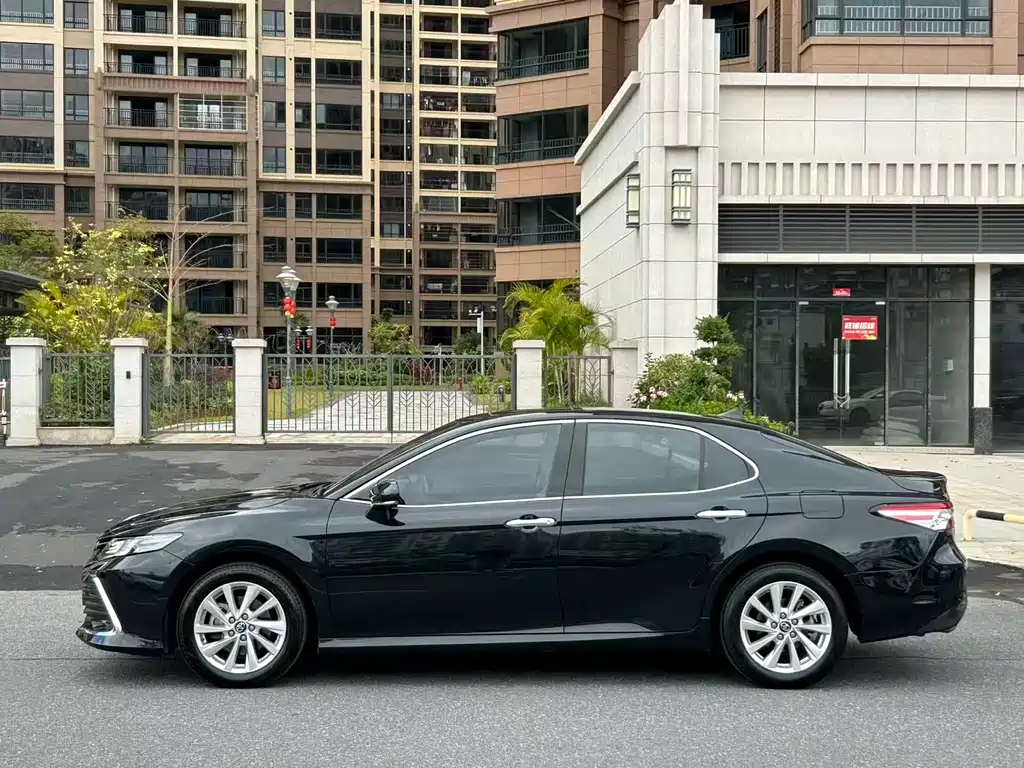 Toyota Camry 2021 — фото 10