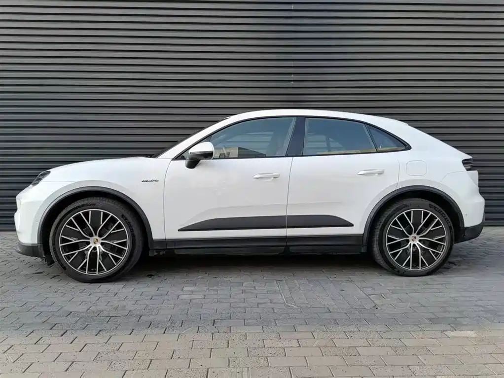 Porsche Macan EV 2025 — фото 19