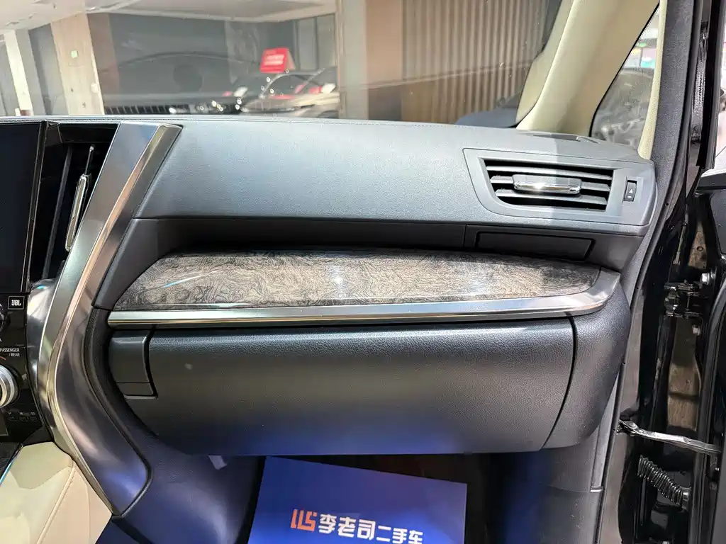 Toyota Vellfire 2020 — фото 25