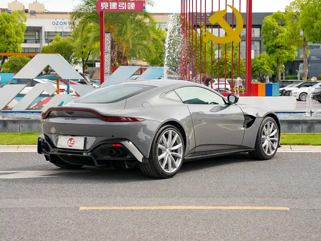Aston Martin V8 Vantage 2021 — фото 4
