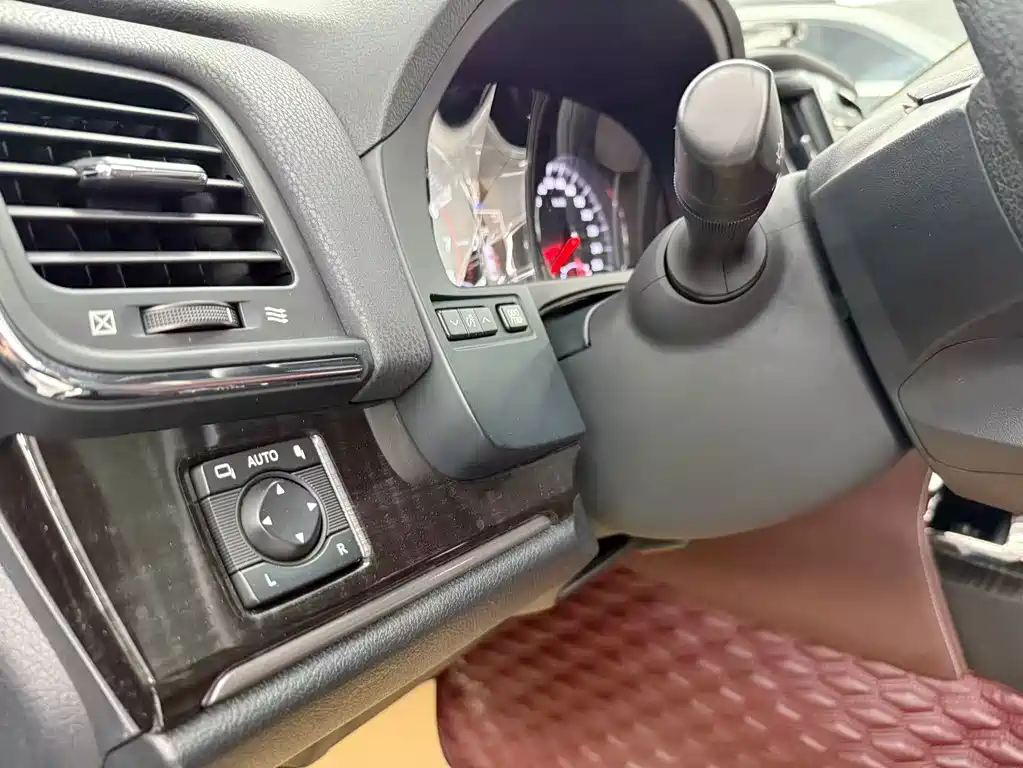 Toyota Crown 2017 — фото 13