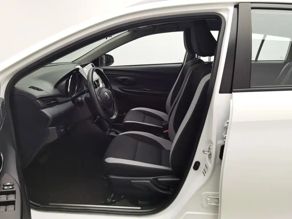 Toyota Yaris L 2020 — фото 10