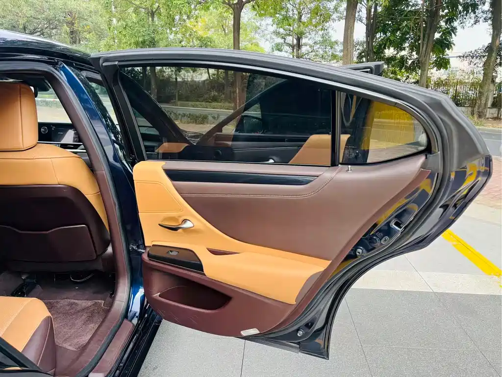 Lexus ES 2020 — фото 19