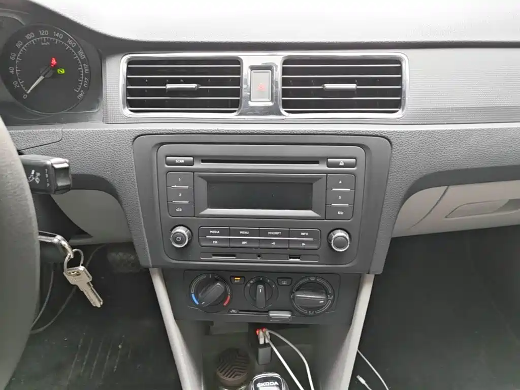Skoda Rapid 2015 — фото 13