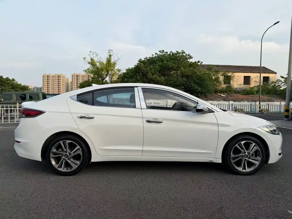 Hyundai Elantra 2016 — фото 6