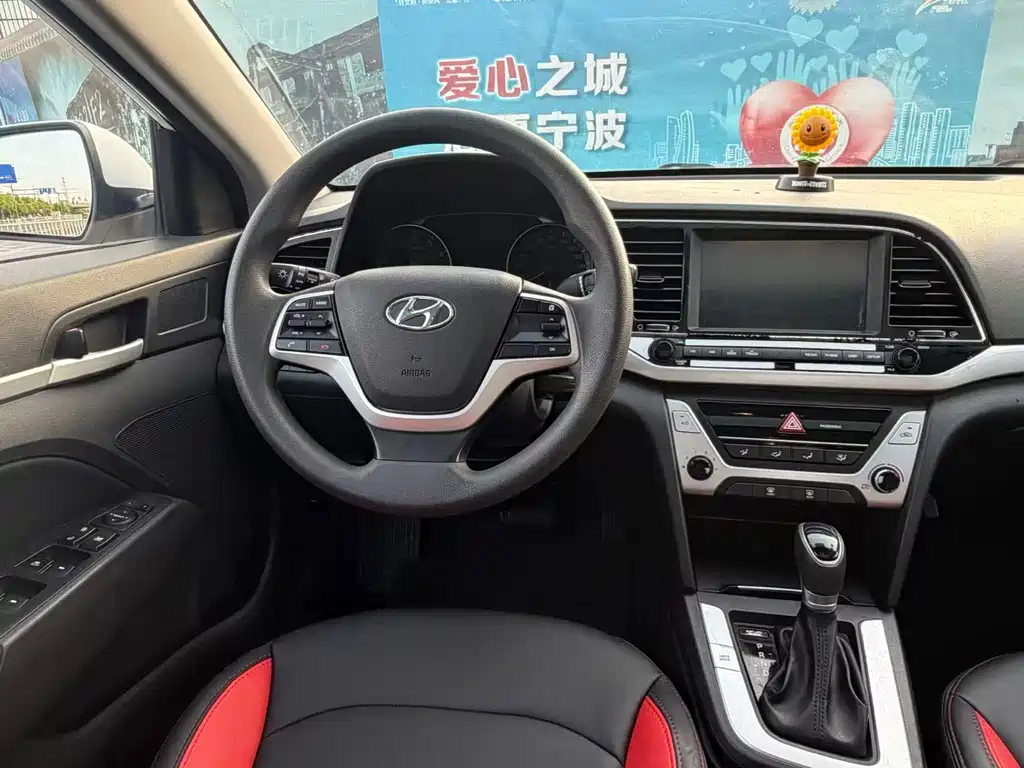 Hyundai Elantra 2016 — фото 12