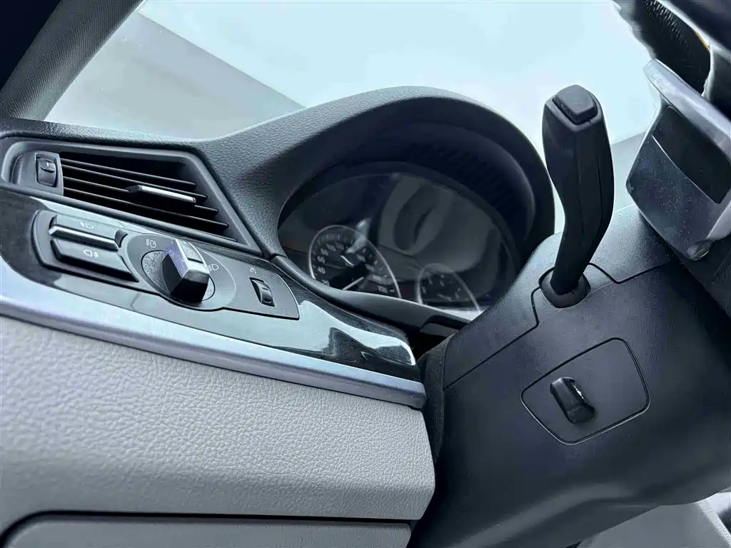 BMW 5 Series 2010 — фото 24