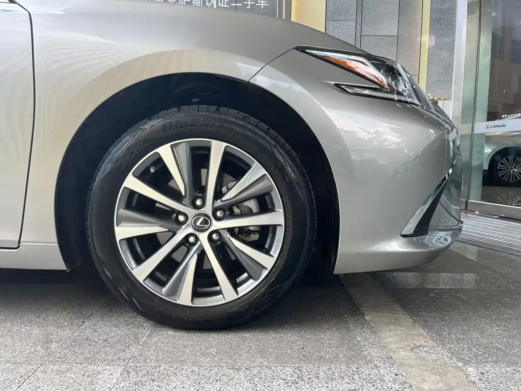 Lexus ES 2020