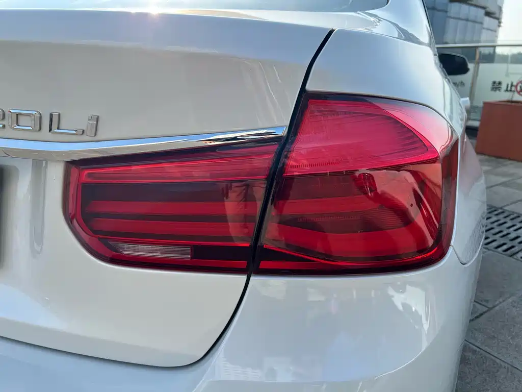 BMW 3 Series 2018 — фото 22