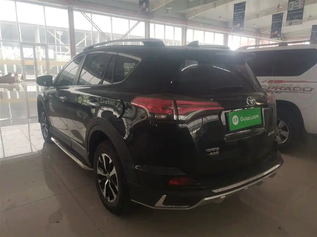 Toyota RAV4 2018 — фото 23