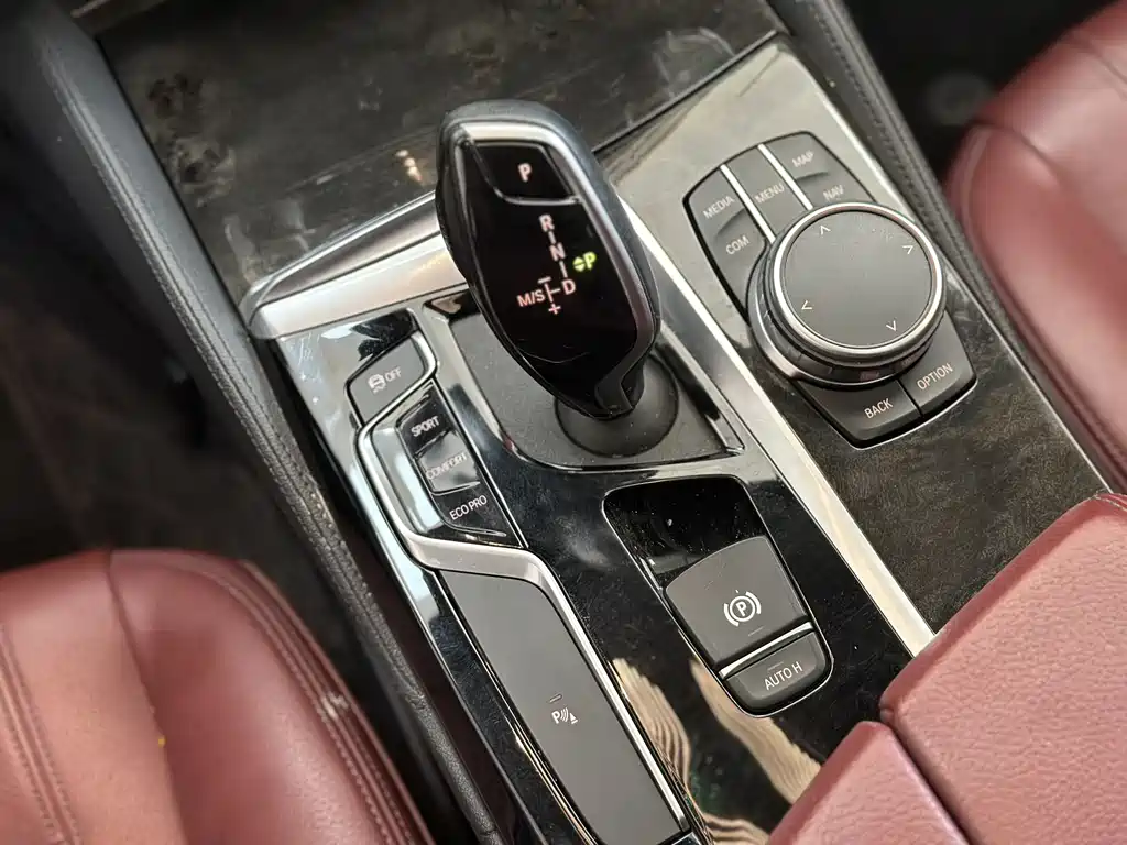 BMW 5 Series 2019 — фото 11