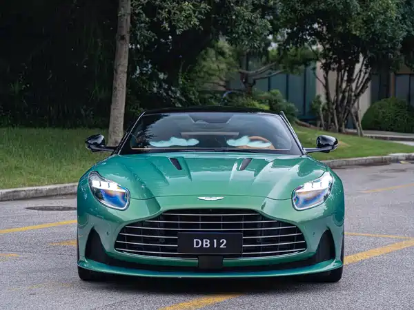 Aston Martin DB12 2024