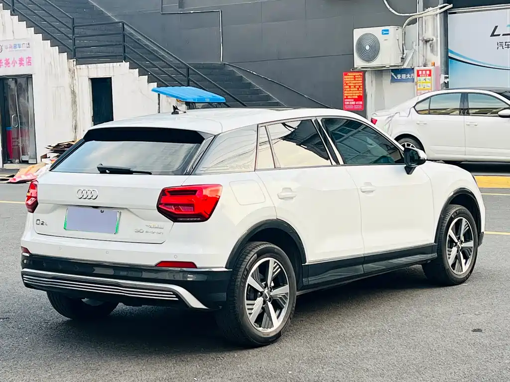 Audi Q2L e-tron 2020 — фото 11