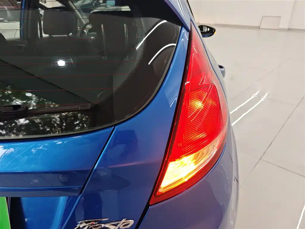Ford Fiesta 2014 — фото 8