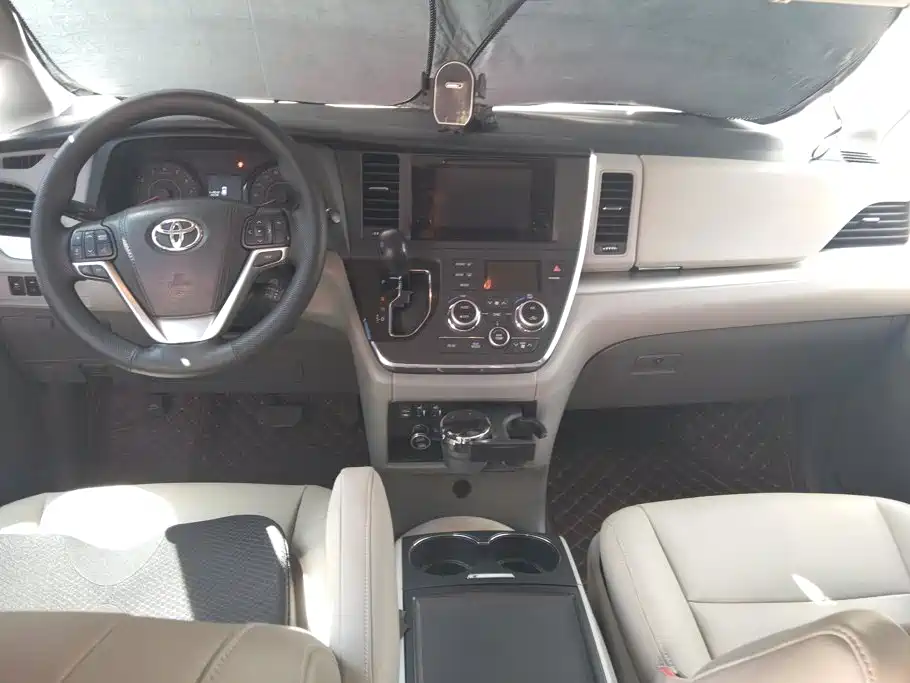 Toyota Sienna 2016 — фото 12
