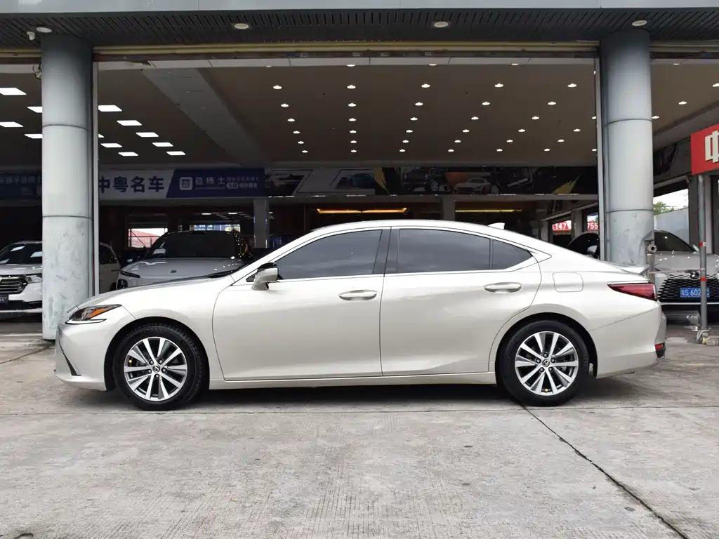 Lexus ES 2019