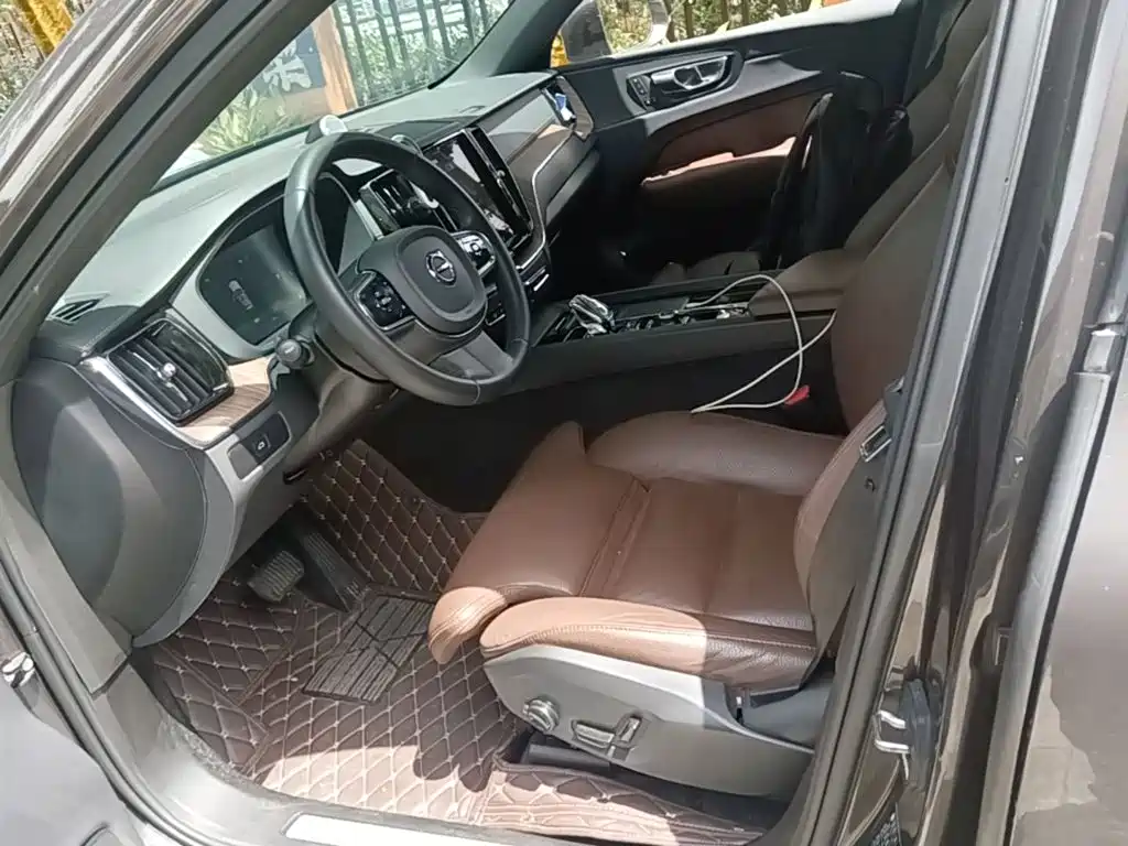 Volvo XC60 2022 — фото 15