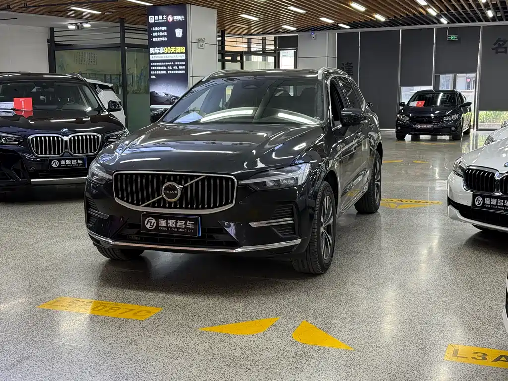 Volvo XC60 2022 — фото 1