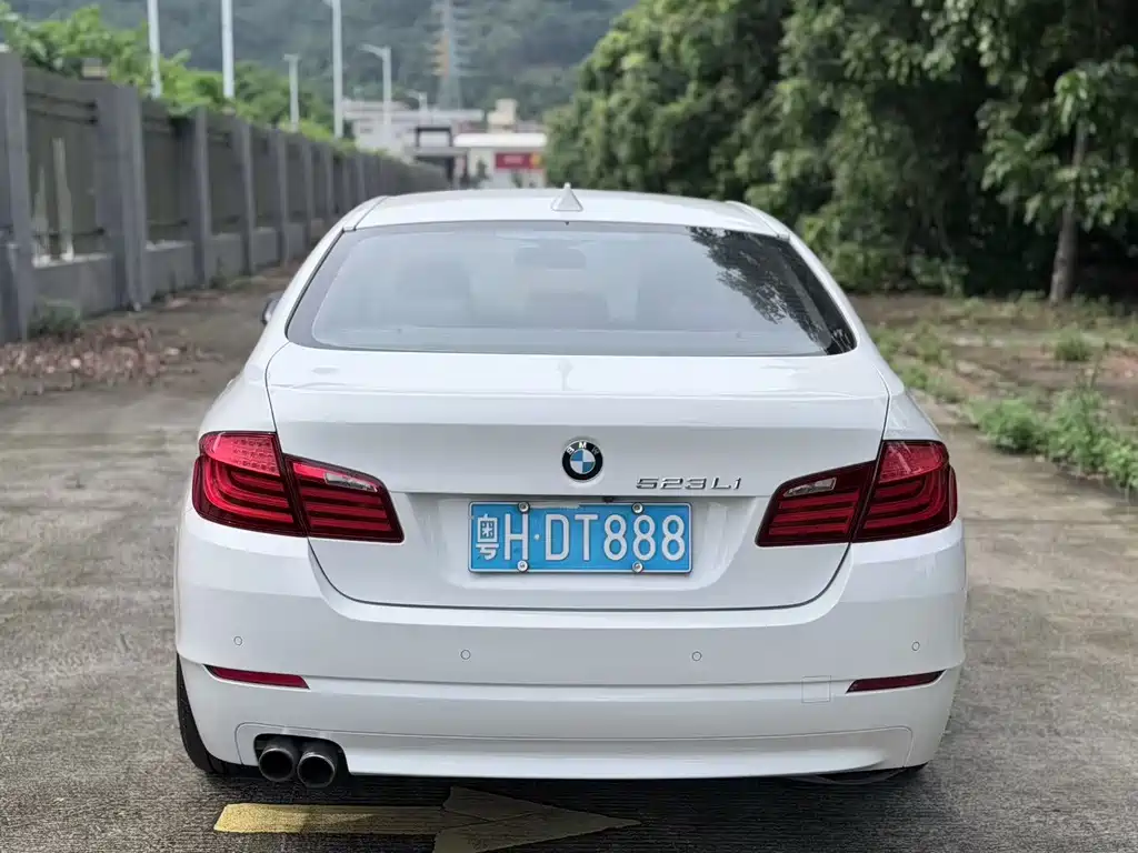 BMW 5 Series 2011 — фото 11