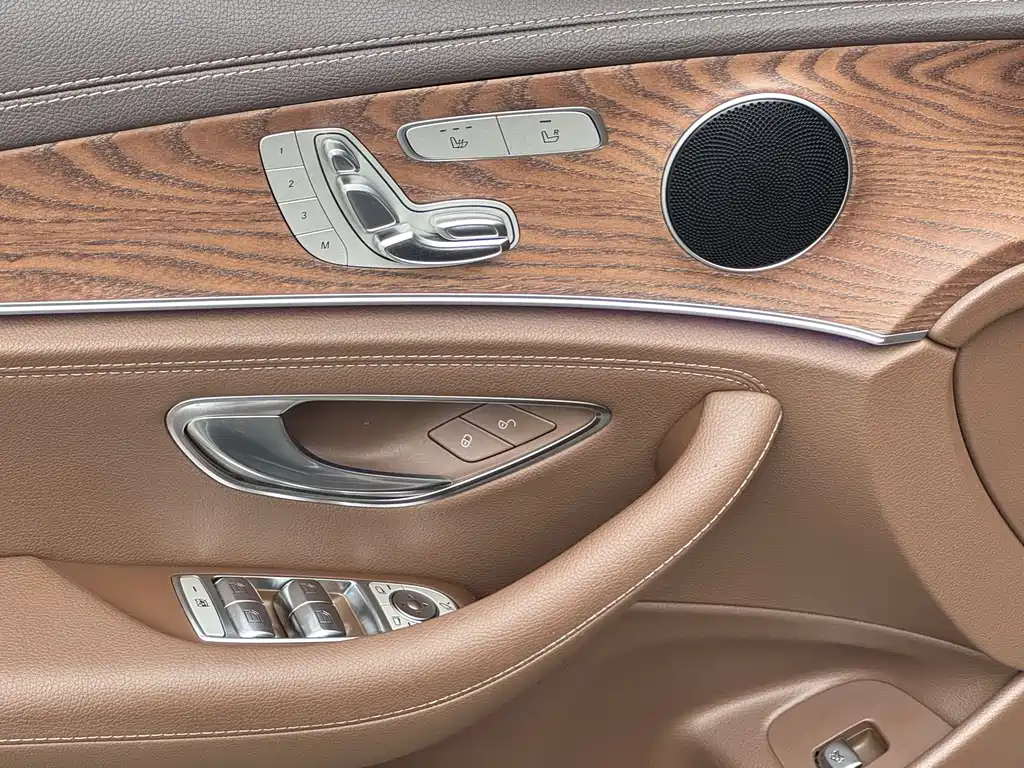 Mercedes-Benz E-Class 2019 — фото 12