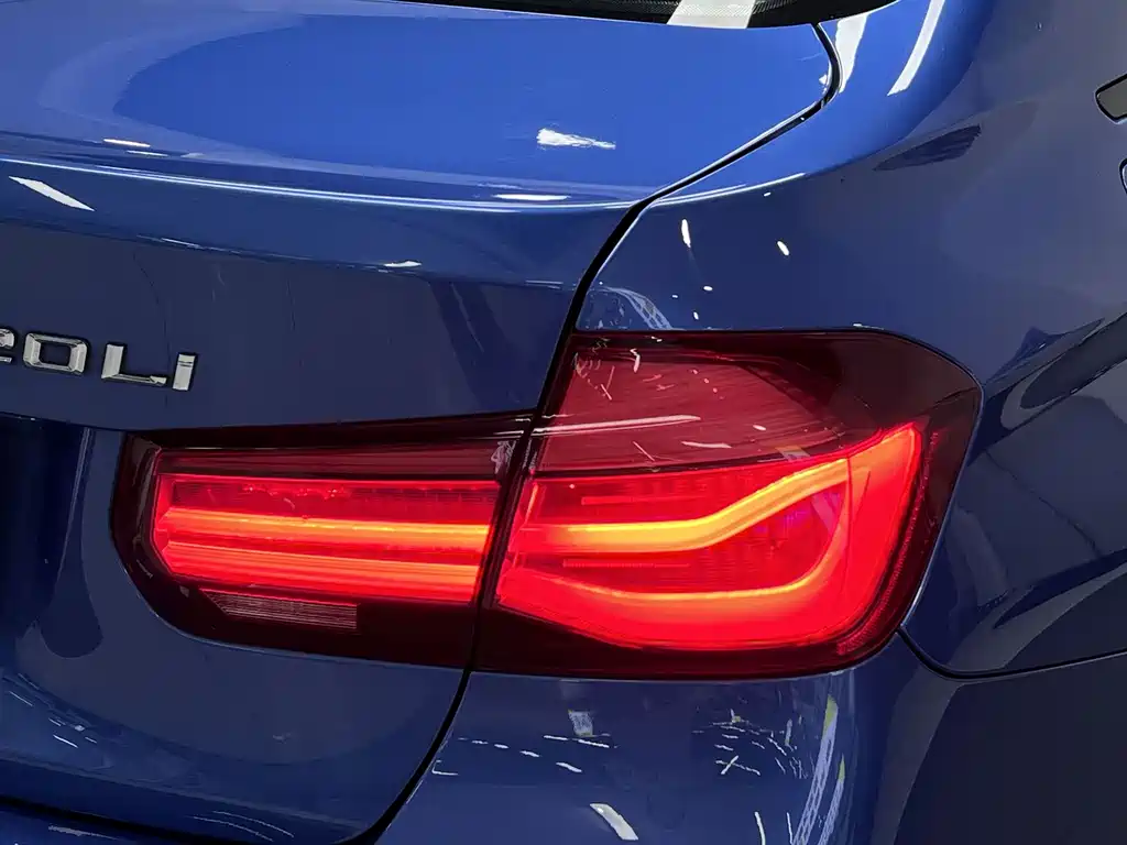BMW 3 Series 2018 — фото 12