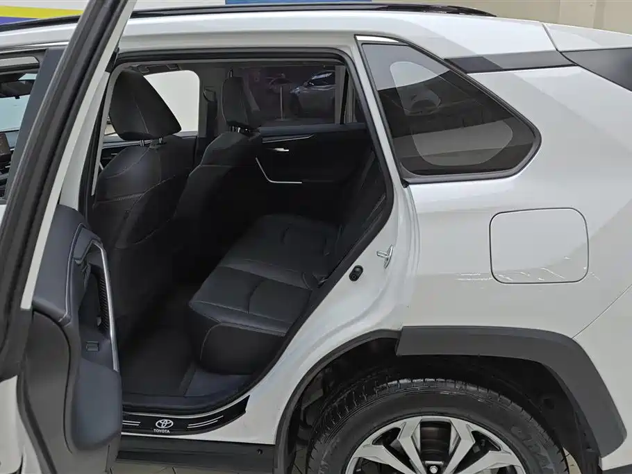 Toyota RAV4 2024 — фото 11