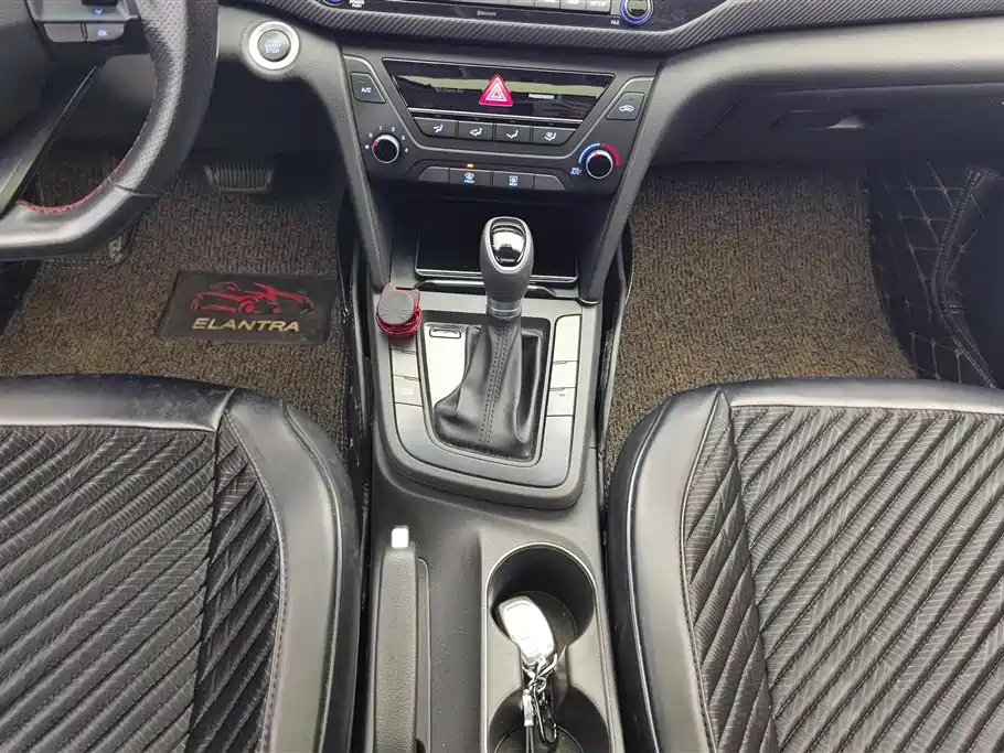 Hyundai Elantra 2018 — фото 16