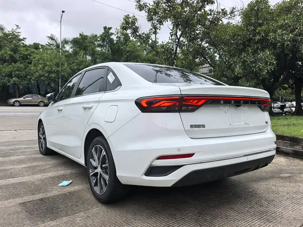 Geely Emgrand 2023 — фото 13