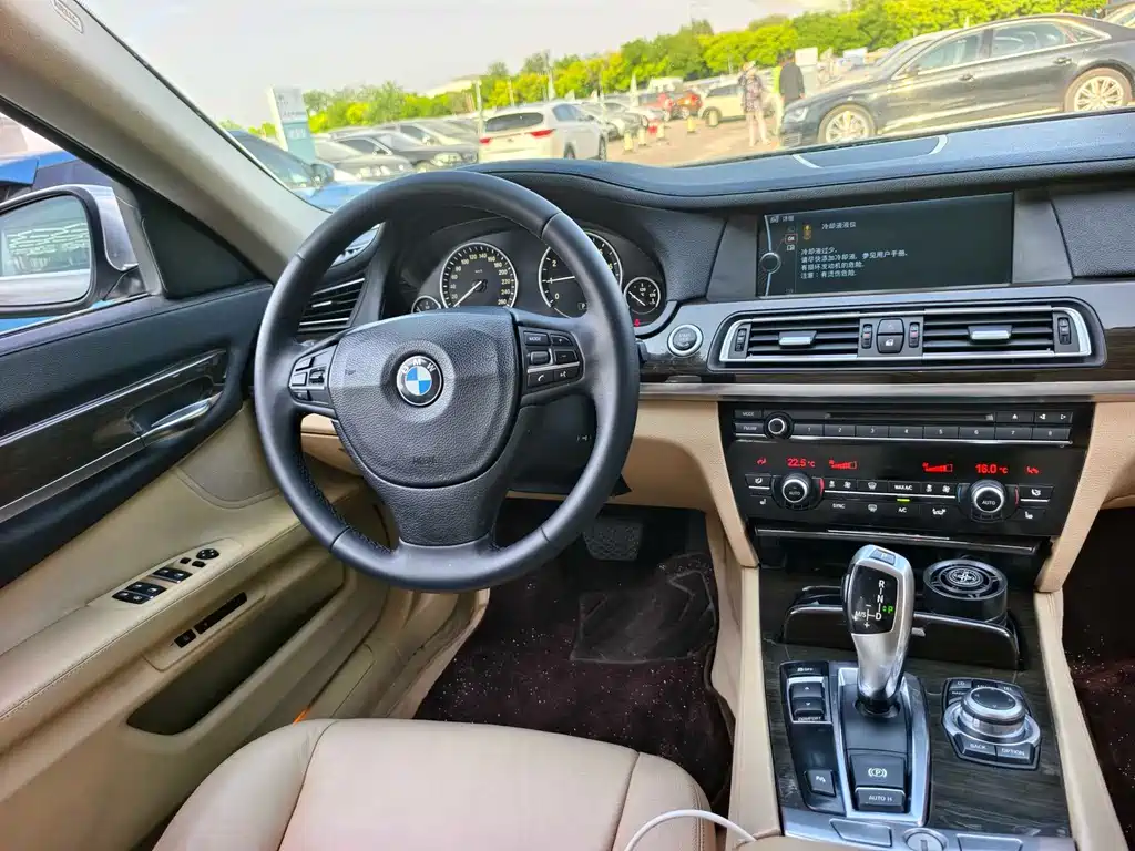 BMW 7 Series 2010 — фото 19