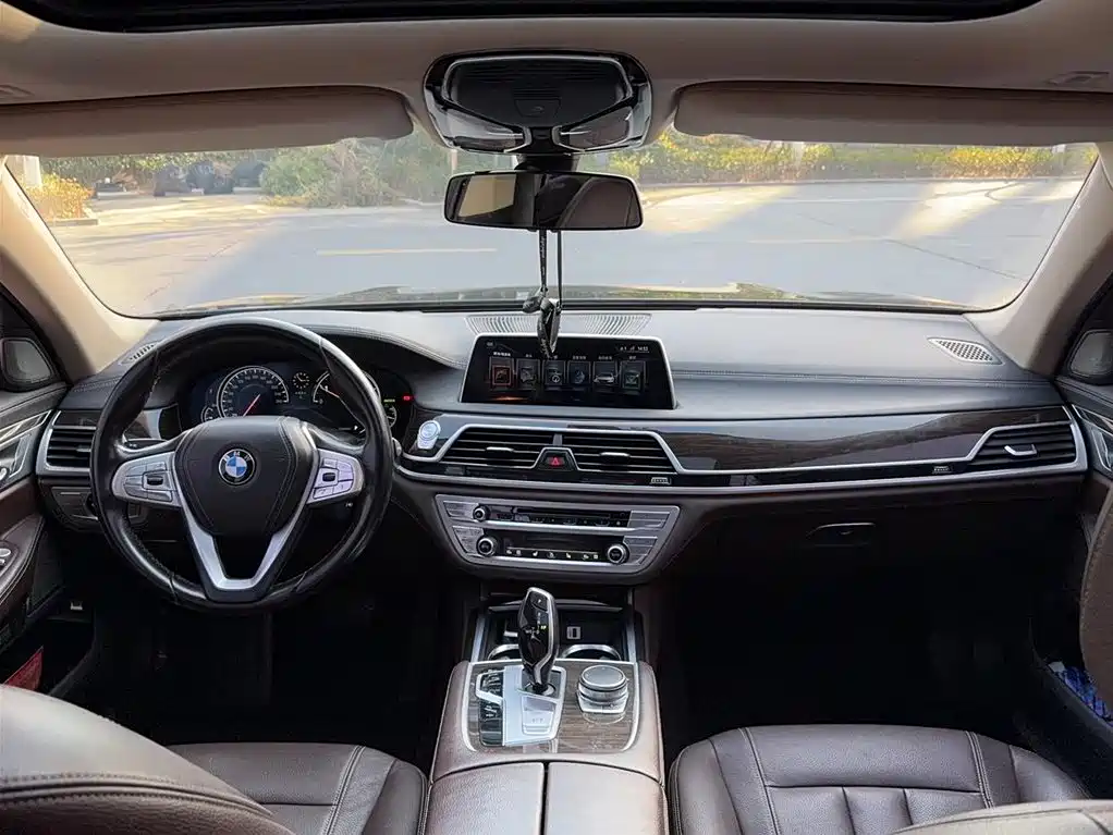 BMW 7 Series 2017 — фото 13