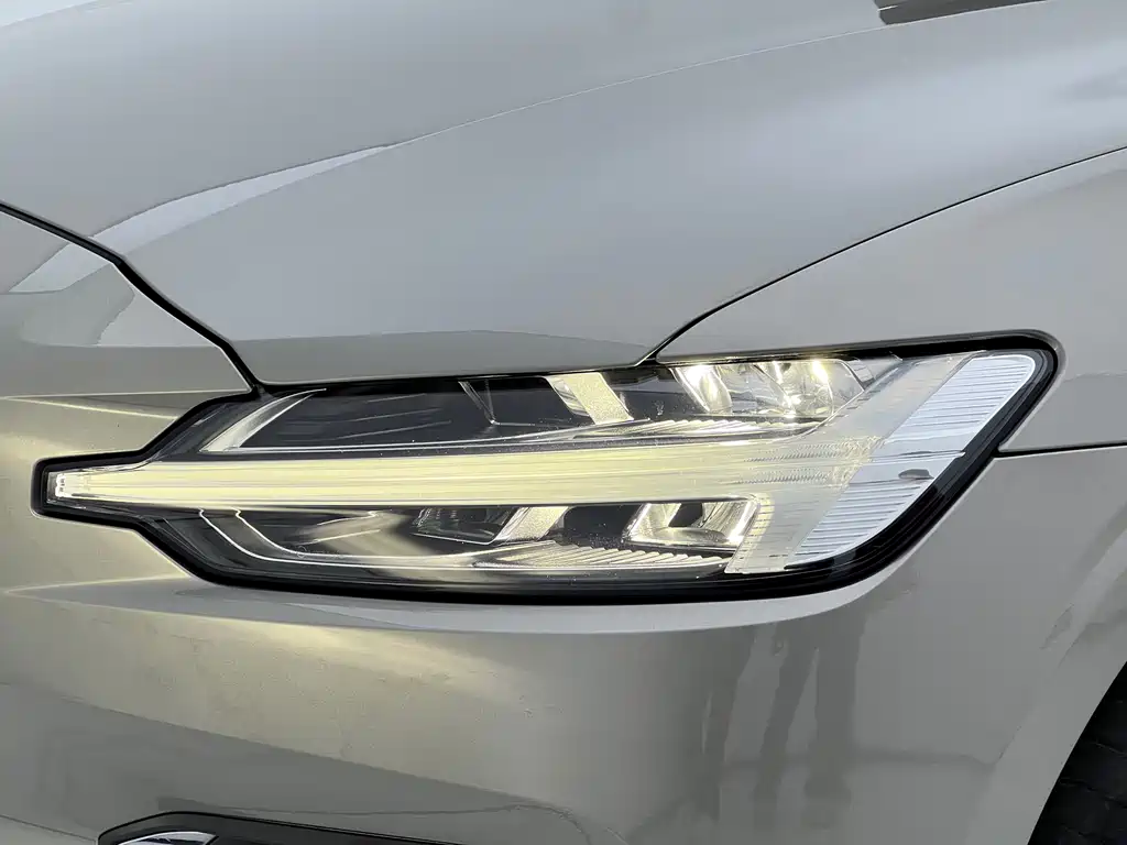 Volvo S60 2021 — фото 16