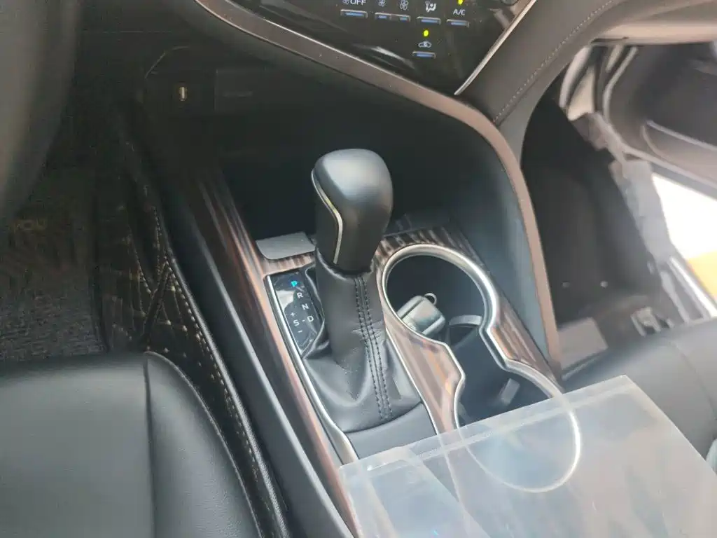 Toyota Camry 2018 — фото 10