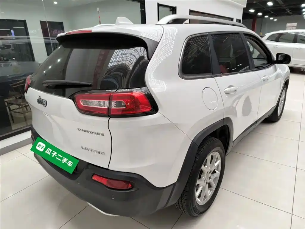 Jeep Cherokee 2019 — фото 23